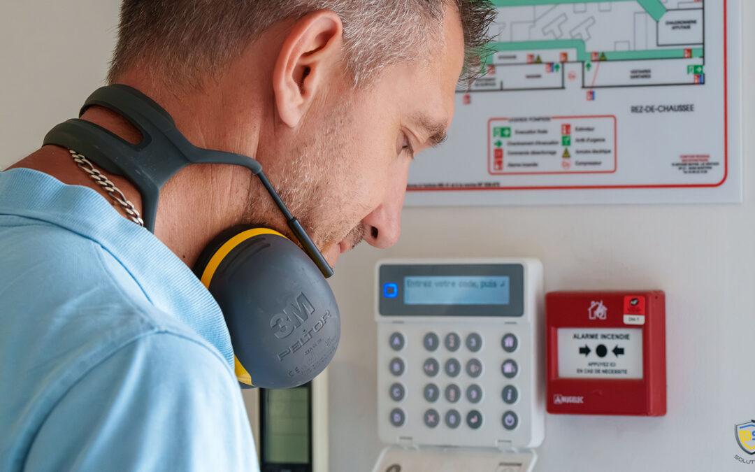 Technicien BS SOLUTIONS contrôlant une installation d’alarme professionnelle
