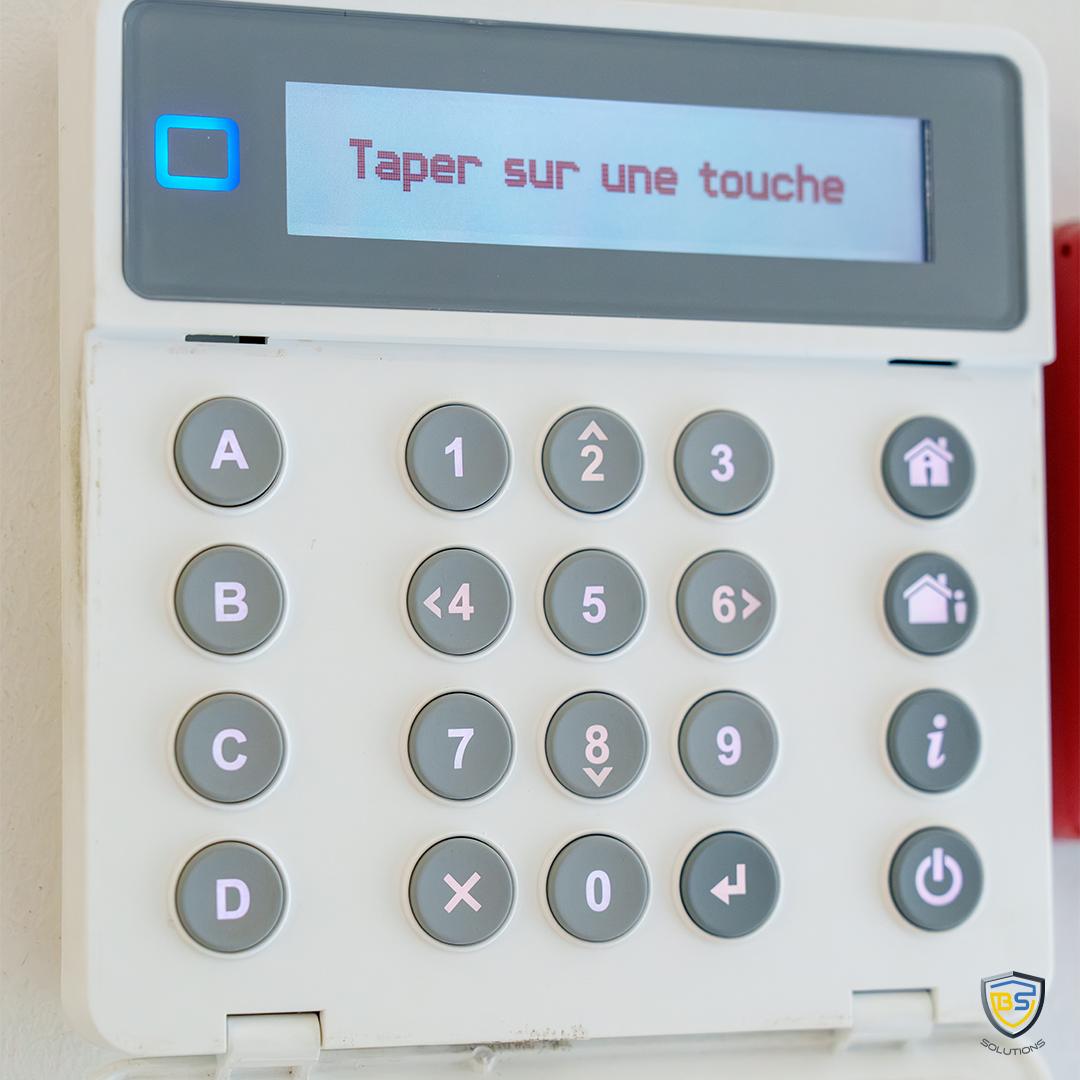 Clavier d’alarme professionnelle contrôlé lors d’une maintenance