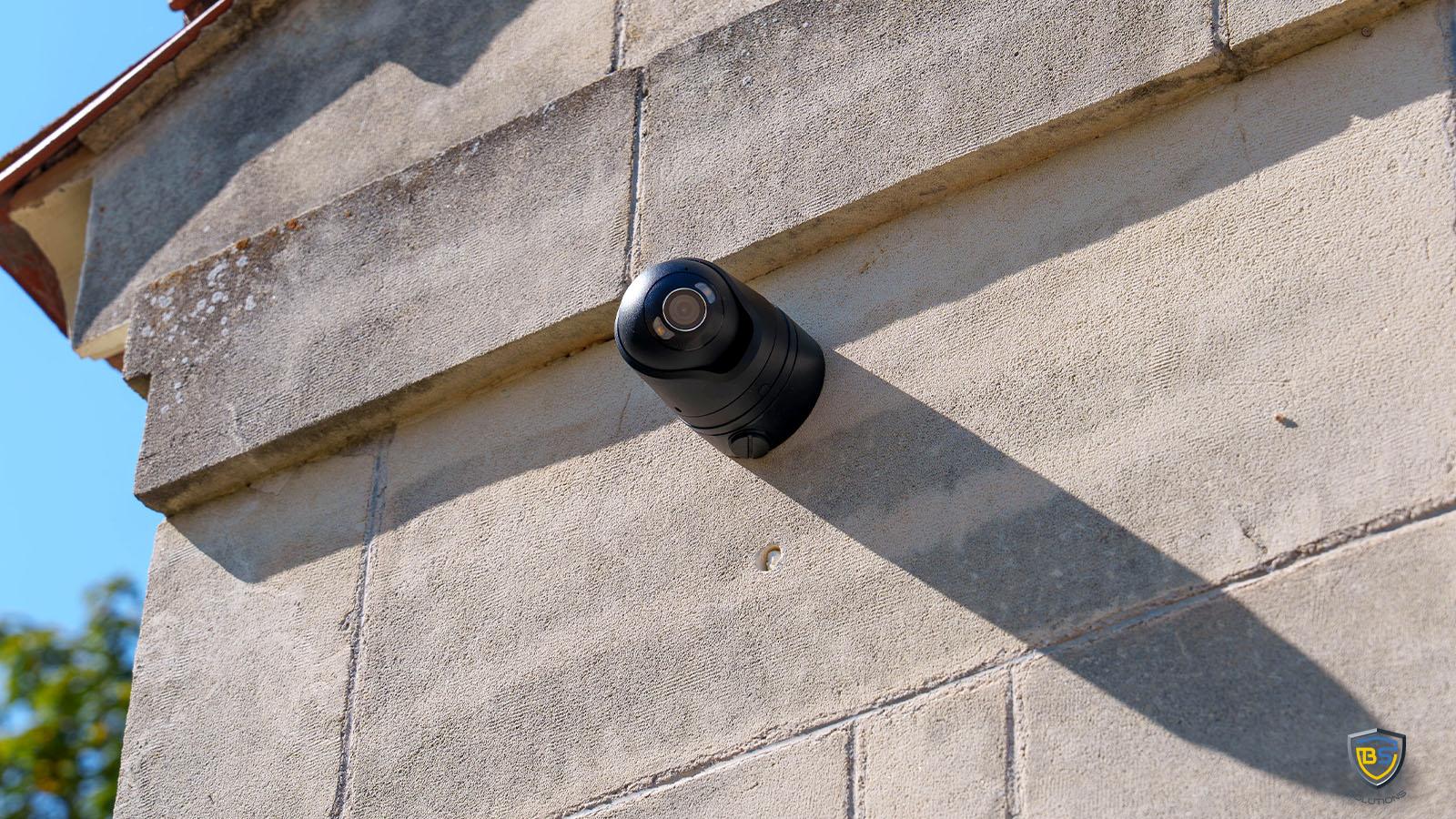 Caméra de vidéosurveillance installée à l’extérieur d’un bâtiment