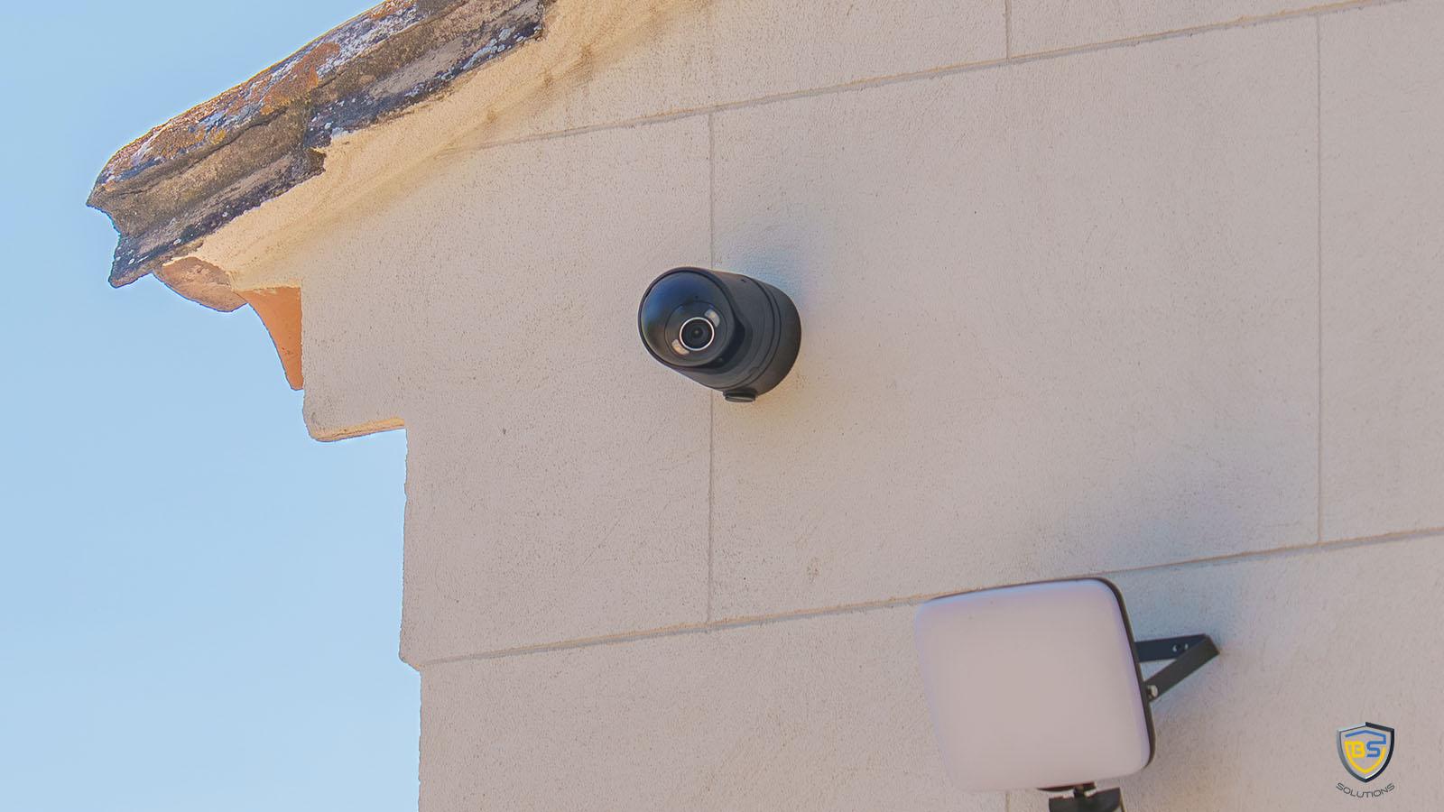 Caméra de vidéosurveillance placée sous une avancée de toiture